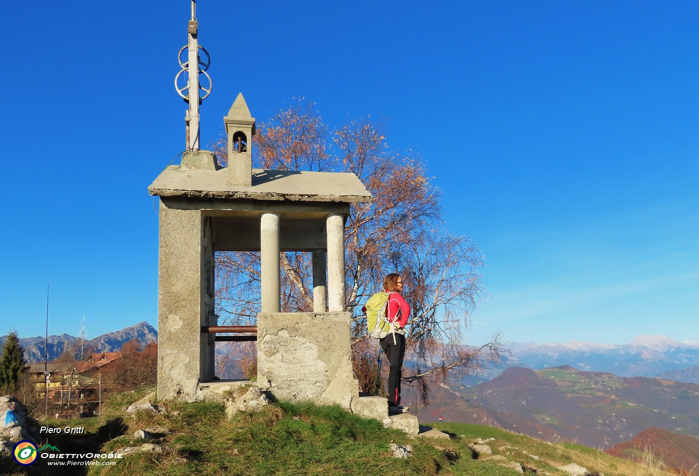 44 Dalla Madonna della neve in vetta al Monte Poieto (1360 m) Erica localizza il suo paese.JPG